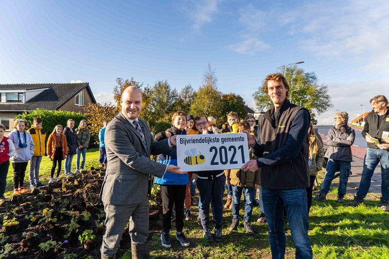 Bron: fotografie TekstUeel – communicatie, Waddinxveen - Wethouder Jan Willem Schuurman van de gemeente Zuidplas krijgt bordje Bij-vriendelijkste gemeente 2021 van IVN Natuureducatie